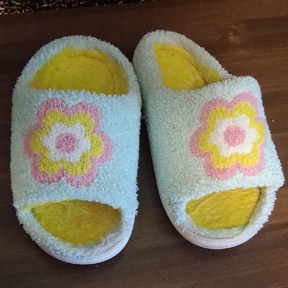 Large 9/10 Non Slip Grip Bottom Soft Slippers - Picture 1 of 3